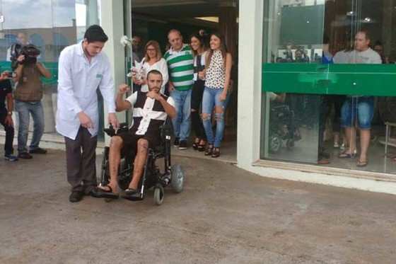 Alan Ruschel deixa hospital em Chapecó: atleta é sobrevivente da tragédia na Colômbia