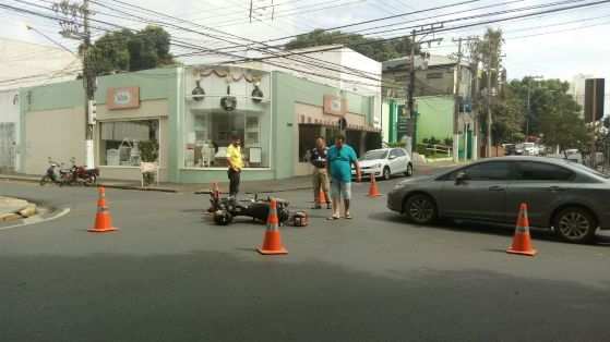 Motociclista foi levado para o Pronto Socorro com dores na coluna. 