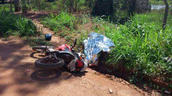 O homem dirigia uma motocicleta Bros e foi ferido mortalmente por cacos de garrafa