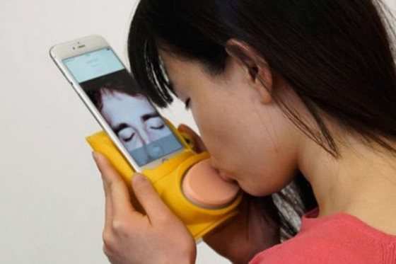 Os inventores do produto dizem que ele também pode ser usado para beijar no rosto
