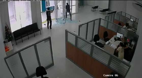 Vigilante atirou no bandido enquanto ele tentava fugir pela porta giratória