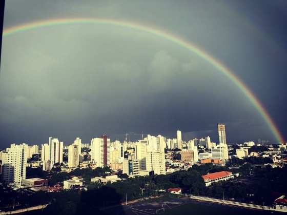 Arco-íris envolve Cuiabá e passa mensagem de esperança ao cuiabano
