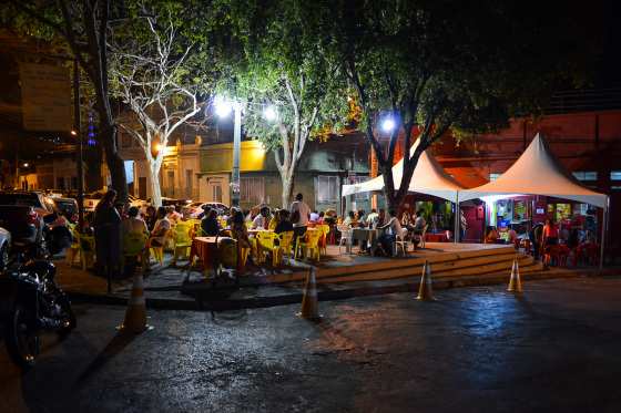 Flagrante de uma noite na Praça da Mandioca. Por decisão da Prefeitura, a praça não terá mais cadeiras e mesas