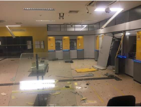 Bandidos destruíram terminal de caixas eletrônicos