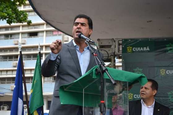 Emanuel prometeu segurança policial aos servidores