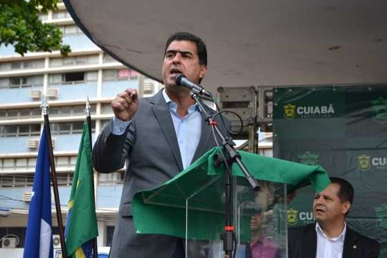 Emanuel Pinheiro assinou 13 decretos - entre eles, o que reduz a carga horária dos servidores municipais