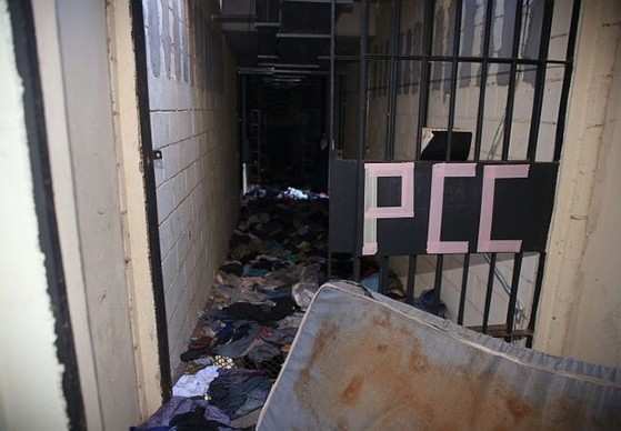 A sigla do PCC está na entrada de uma cela do presídio de Cascavel