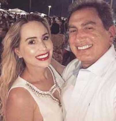 Pedro Nadaf exibe a nova esposa e uma reluzente dentadura, no Réveillon do Rio de Janeiro