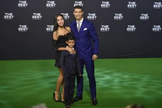 Craque foi acompanhado de espanhola de 21 anos na premiação de Melhor Jogador do Mundo de 2016