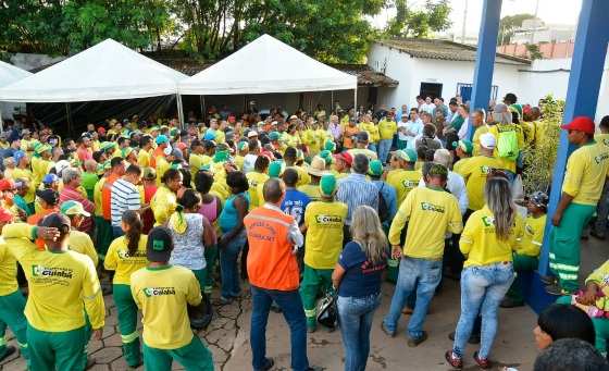 Na Capital, 285 trabalhadores mantêm a coleta de lixo