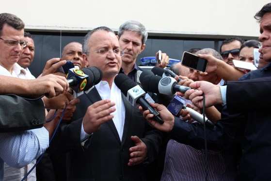 O governador Pedro Taques comentou o desentendimento entre o ex-secretário Rogers Jarbas (ao fundo) e o delegado Flávio Stringuetta.
