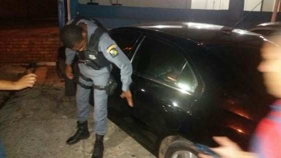 Policial Militar mostra o local onde o carro foi danificado