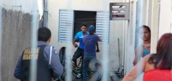 Fotos da ação policial mostram que André se rendeu