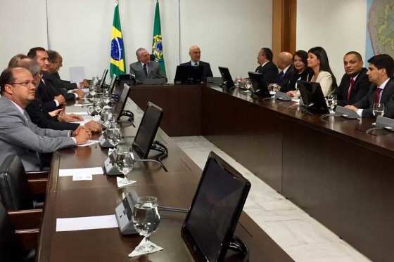 Taques e demais governadores, em reunião com o presidente Temer e o ministro Alexandre Moraes