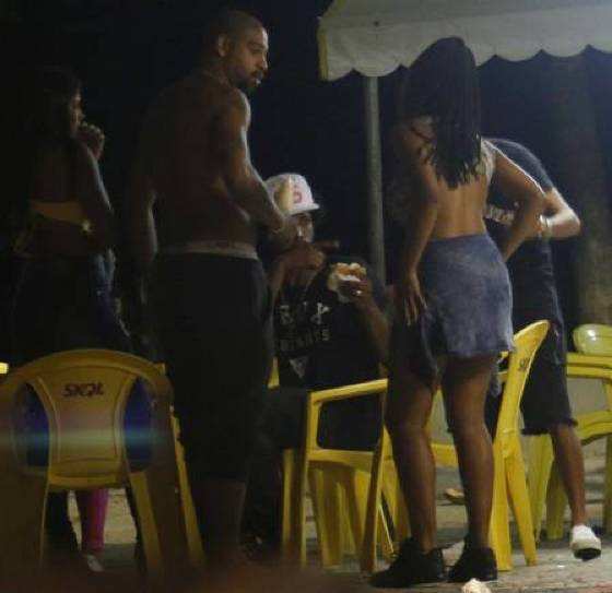 No verão carioca, o uniforme foi dispensado, e ele circulou de bermudão, sem camisa, descalço e com seu inseparável cordão de ouro