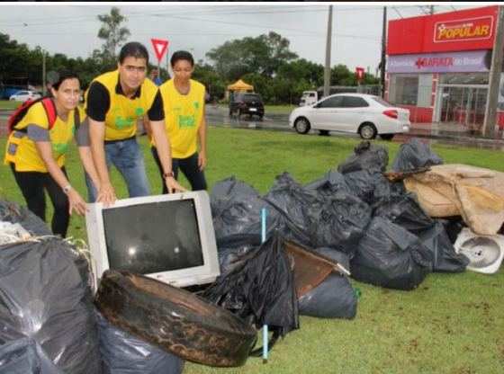 Prefeito Emanuel Pinheiro participou de ação que recolheu lixo na Avenida das Torres