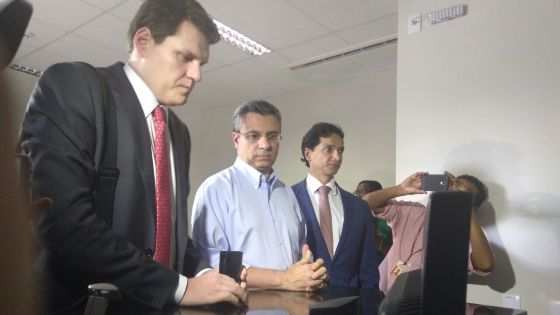 Alan Malouf aguarda na recepção do Gaeco para depoimento no contexto da Operação Grão Vizir.