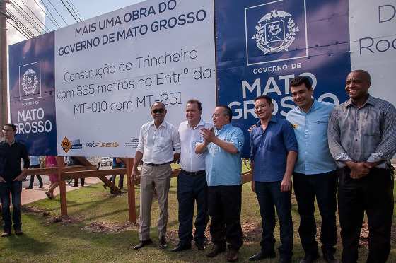 O governador Pedro Taques lança obras de infraestrutura na Estrada da Guia