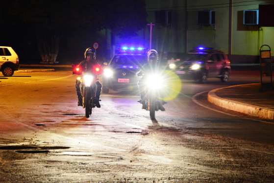 Policiais fizeram buscas, mas não encontraram os assaltantes.