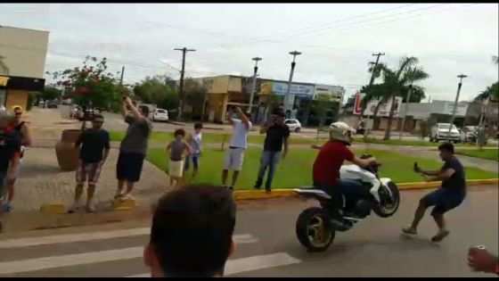 Imagem mostra o exato momento em que o menor é atingido pelo motoqueiro