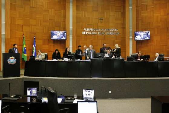 A intenção do presidente da Assembleia Legislativa, Eduardo Botelho (DEM), e do líder do Governo, Wilson Santos (PSDB), era votar o balanço ainda na sessão matutina.