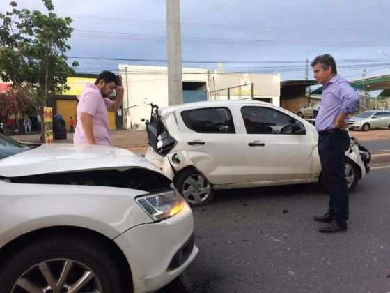Ex-prefeiro se envolveu em engavetamento nesta tarde de quarta