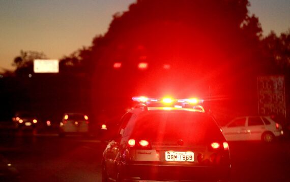 Ao ser flagrado, criminoso segurou os pulsos da mulher e insinuou que a esposa estava "louca"