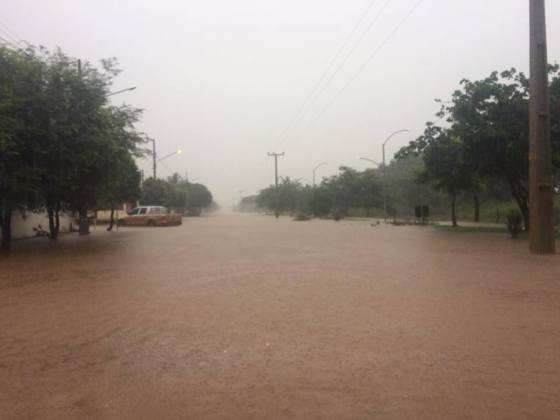 Principais avenidas se tornaram 'rios'