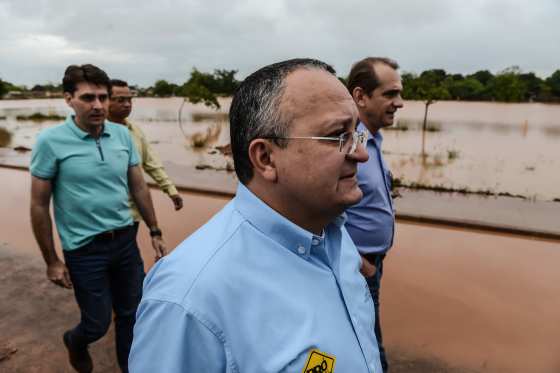 Governador Pedro Taques e comitiva percorreram a cidade avaliando estragos
