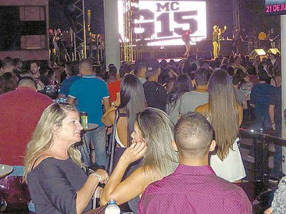 Norma Tedeschi (à esquerda, de preto), sogra do presidente Michel Temer, durante festa em Brasília