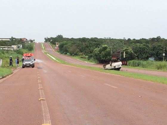 O carro capotou e parou no canteiro central da rodovia