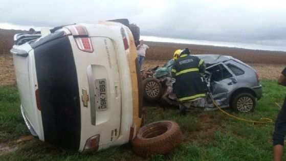 Os veículos saíram da rodovia com a força do impacto 