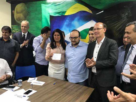 A ficha de filiação foi assinada pelo presidente do PSDB/MT Nilson Leitão e pela prefeita de Chapada dos Guimarães, Thelma de Oliveira.