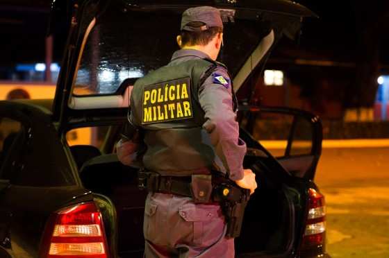 Policiais do 2º Pelotão de Polícia Militar de Guiratinga prenderam um homem e recuperaram 278 pedras de diamantes