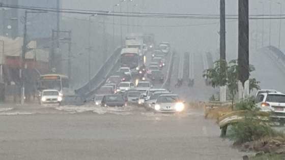Os alagamentos contantes no viaduto se tornaram parte do transtorno cotidiano em Cuiabá