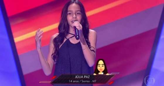 Júlia cantou 