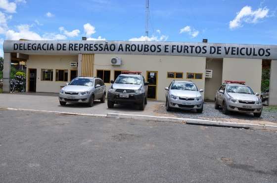 Dois veículos foram recuperados pela Delegacia Especializada de Roubos e Furtos de Veículos Automotores na tarde de sexta-feira (28).