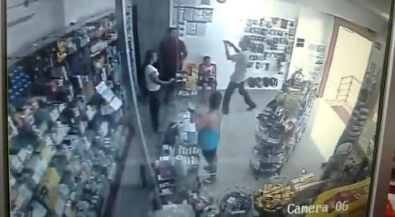 Momento em que o bandido ameaça clientes e anuncia o assalto