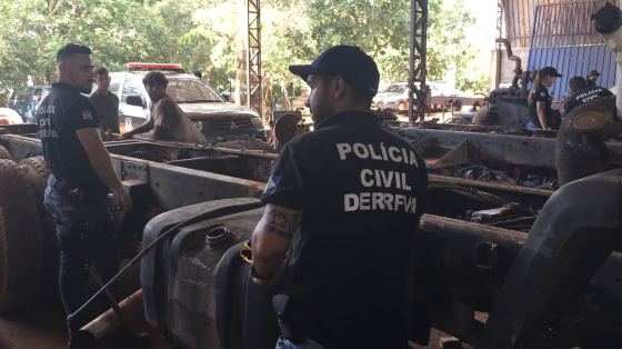 Diversos veículos roubados foram encontrados na oficina mecânica. 