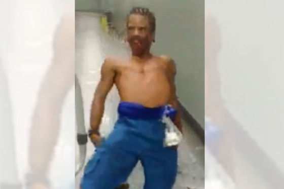 as imagens, um homem pega uma cadeira e começa a falar palavras de ordem contra o susposto “demônio”