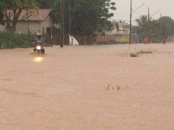 As fortes chuvas provocaram alagamentos e o aparecimento de erosões em áreas de risco.