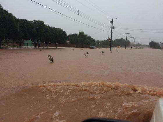 Moradores do bairro Jardim das Palmeiras, em Campo Novo, acumulam prejuízos deixados pelas enchentes.