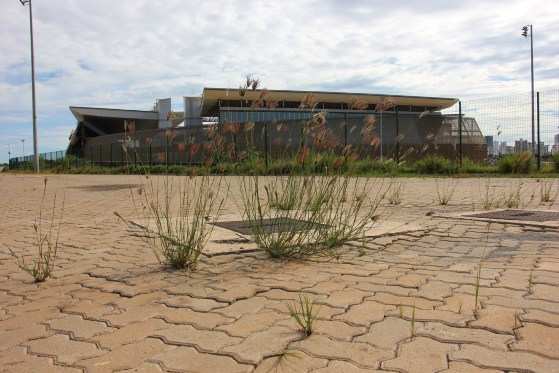 Parte exterior da Arena Pantanal tem série de problemas que representam retrato do abandono