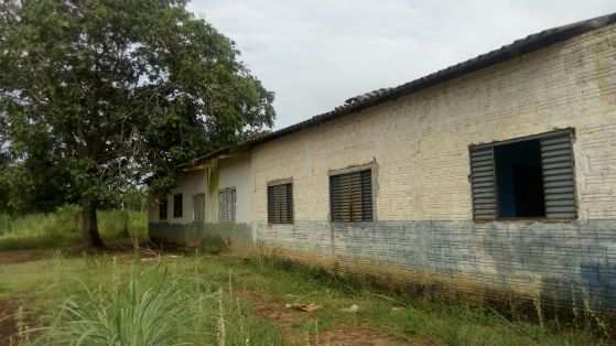 O teto da unidade de ensino está desabando e teve pedido de reforma negado