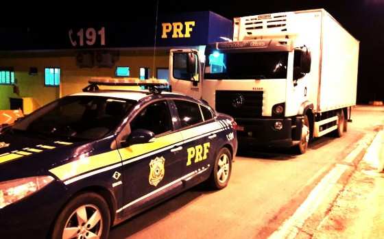 Caminhão foi recuperado pela PRF e o caso é investigado pela Polícia Civil