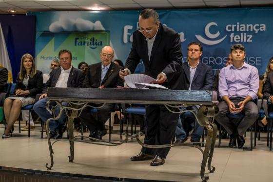 Implantação do programa foi oficializada pelo governador Pedro Taques na noite de quinta-feira.