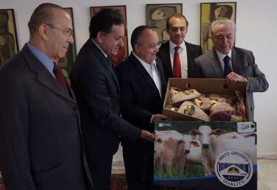 O governador Pedro Taques entregou ao presidente Michel Temer carnes com selo do Imac