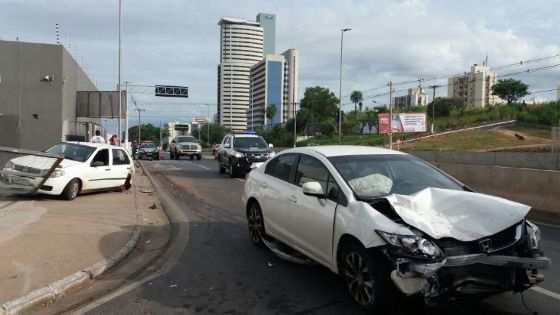 O motorista do Palio chocou a cabeça no para-brisas e precisou ser atendido em uma unidade de saúde