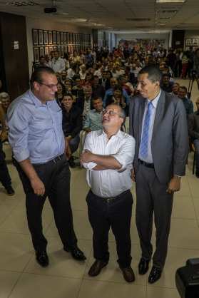Taques posou ao lado dos prefeitos mais altos e fez piada com a própria estatura