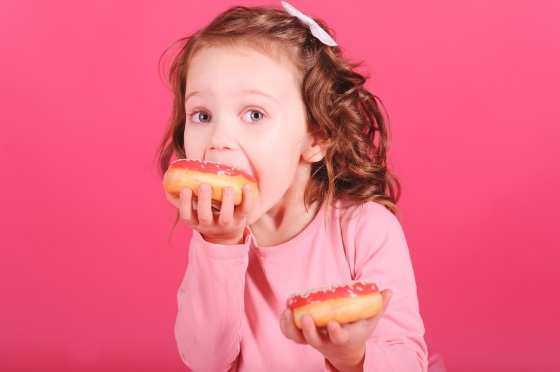 Crianças menores de 6 anos não devem consumir mais do que 19 gramas de açúcar por dia. Para crianças acima dos 11 anos, a indicação é não passar das 30 gramas diária.